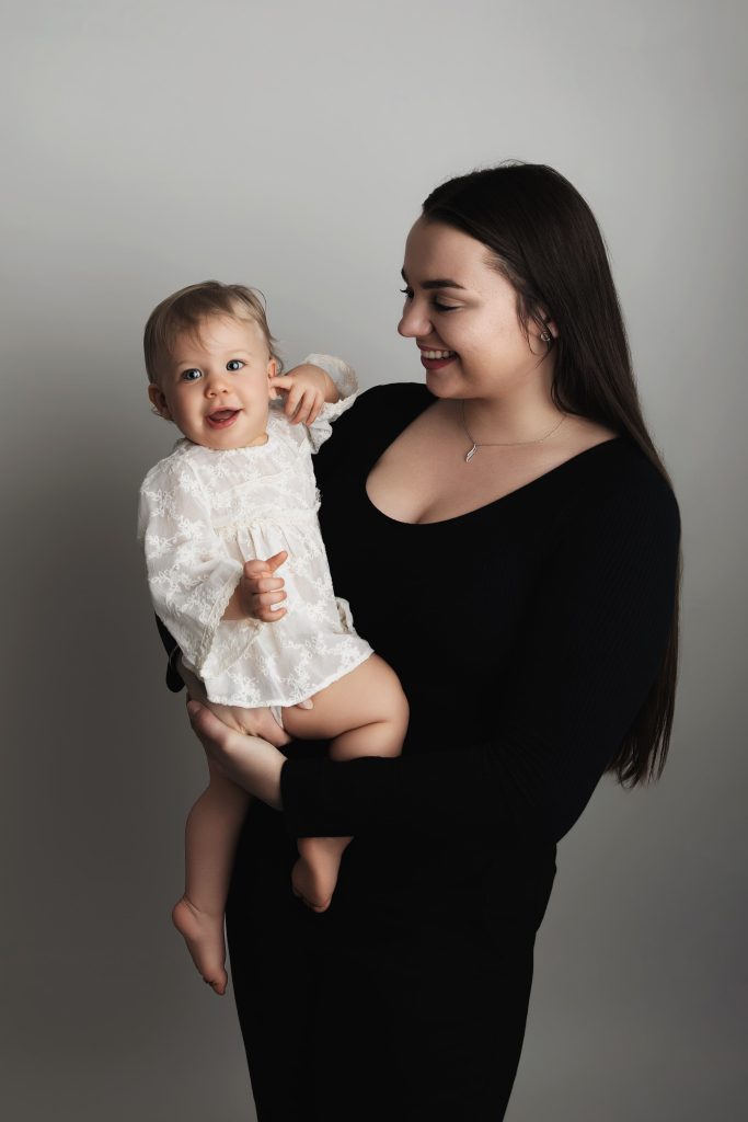 Photographe bébé 6-12 mois – maman avec son enfant souriant dans un moment de complicité