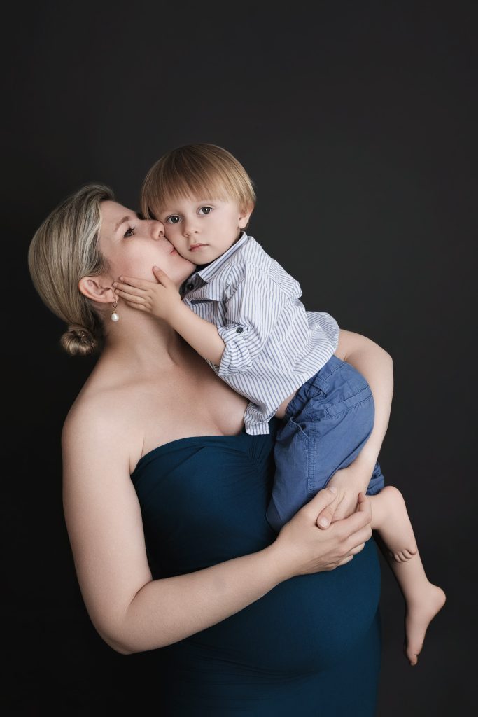 Photographe maternité dans les Yvelines – maman enceinte avec son enfant dans un moment de tendresse