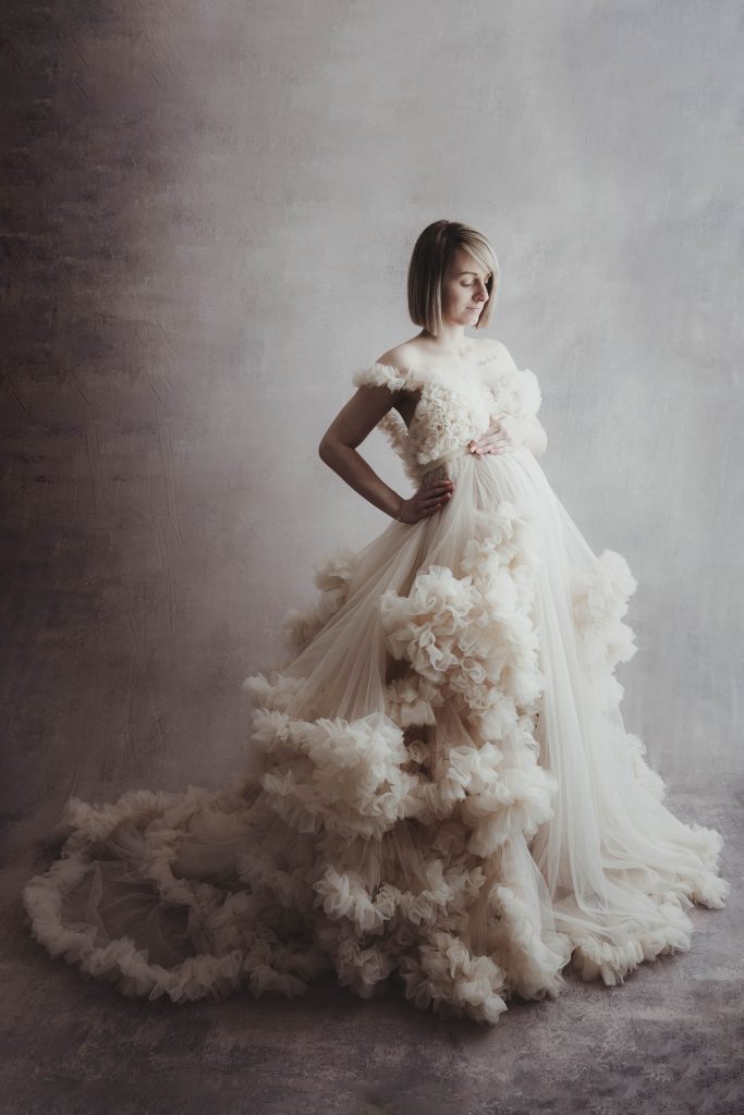 Séance photo grossesse en studio à Juziers, femme enceinte en robe couture sublimée par Rose Basile, photographe maternité Yvelines