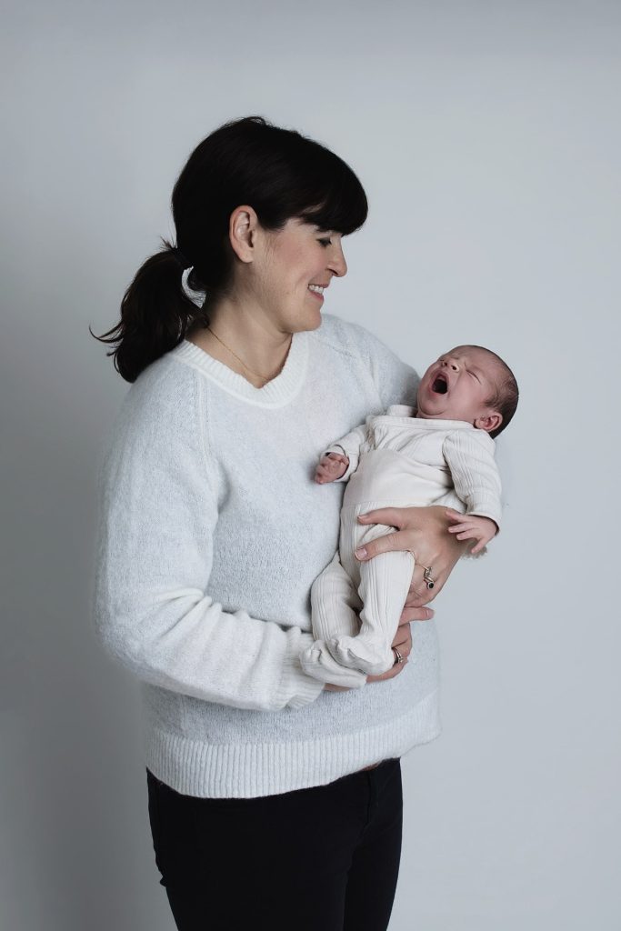 Portrait maman bébé à Juziers – maman avec son bébé dans un moment spontané et authentique