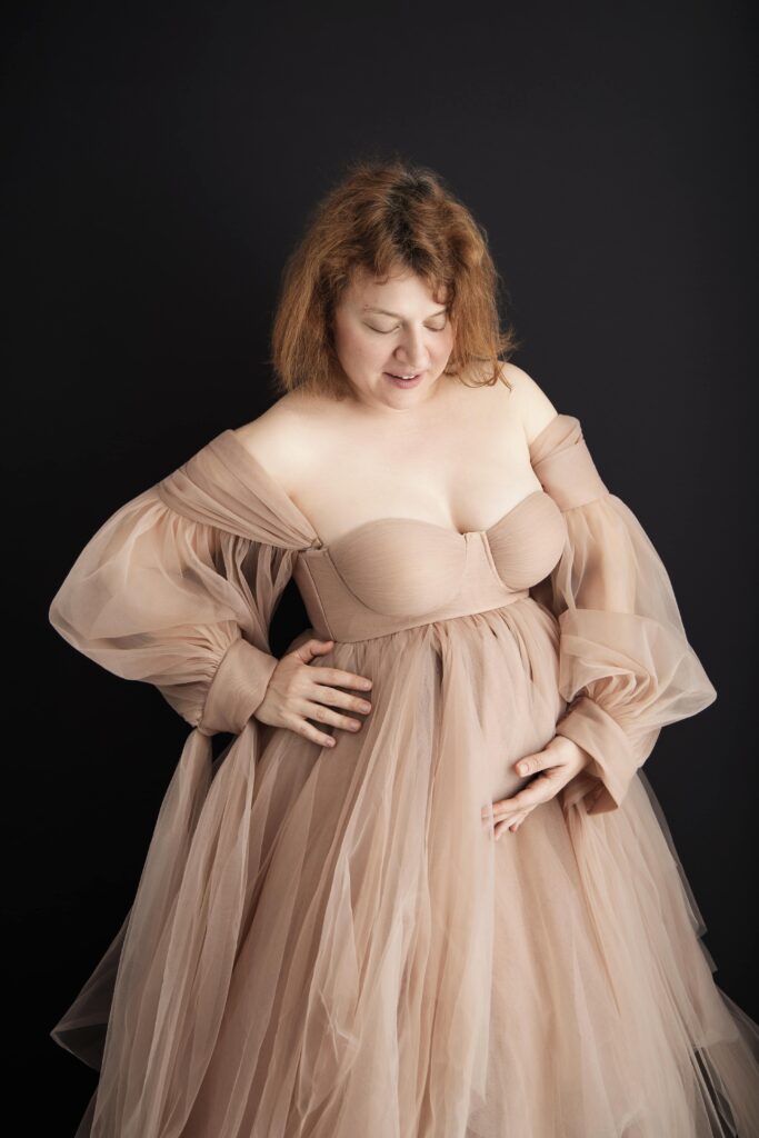 Portrait maman Juziers – future maman qui profite d'un cadeau pour elle.