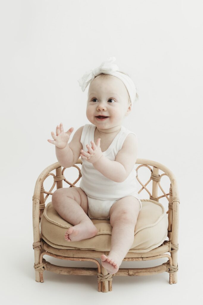 Bébé assis confortablement lors d'une expérience La Première Année au studio Rose Basile à Juziers