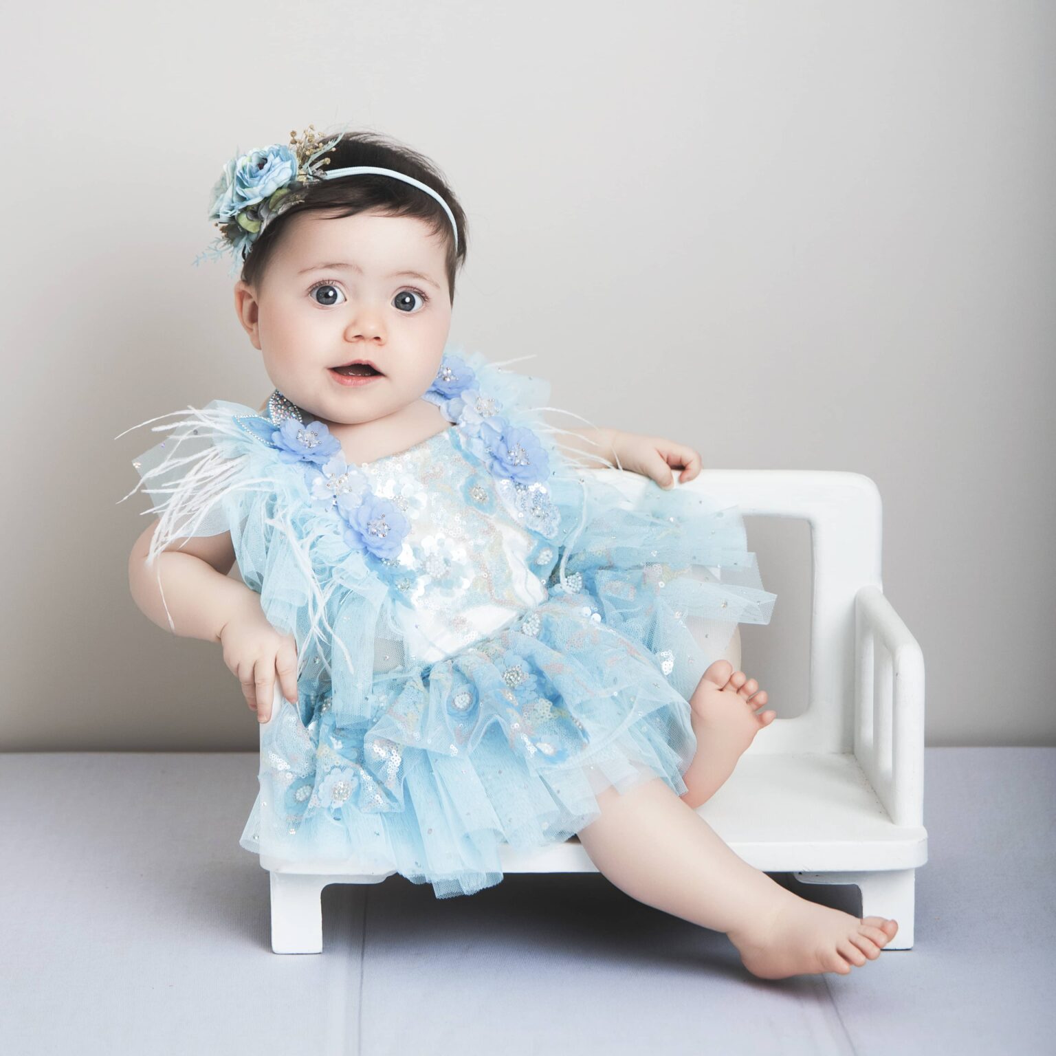 Bébé neuf mois lors de sa séance première année au studio.