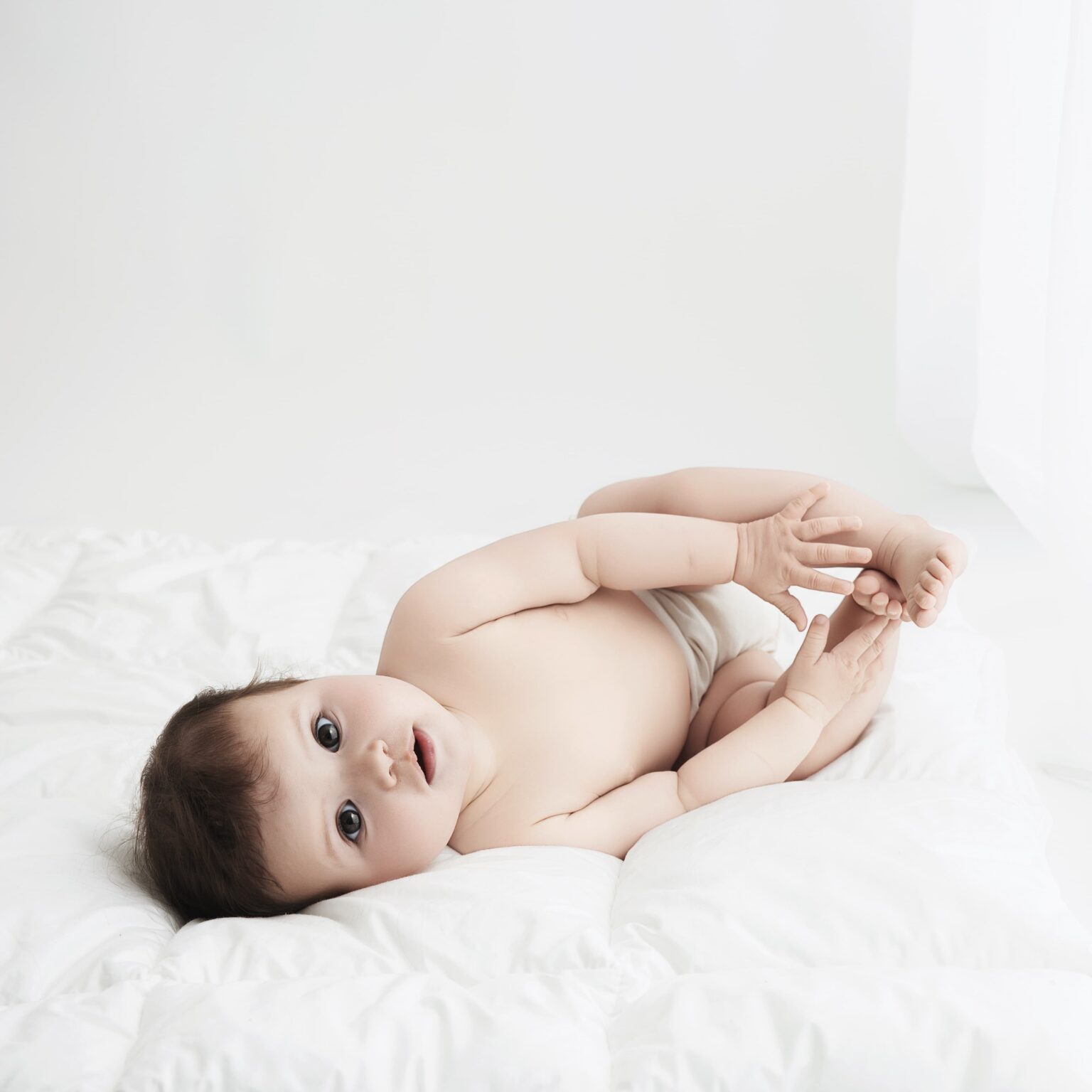 Bébé à plat dos lors de sa séance photo en studio.