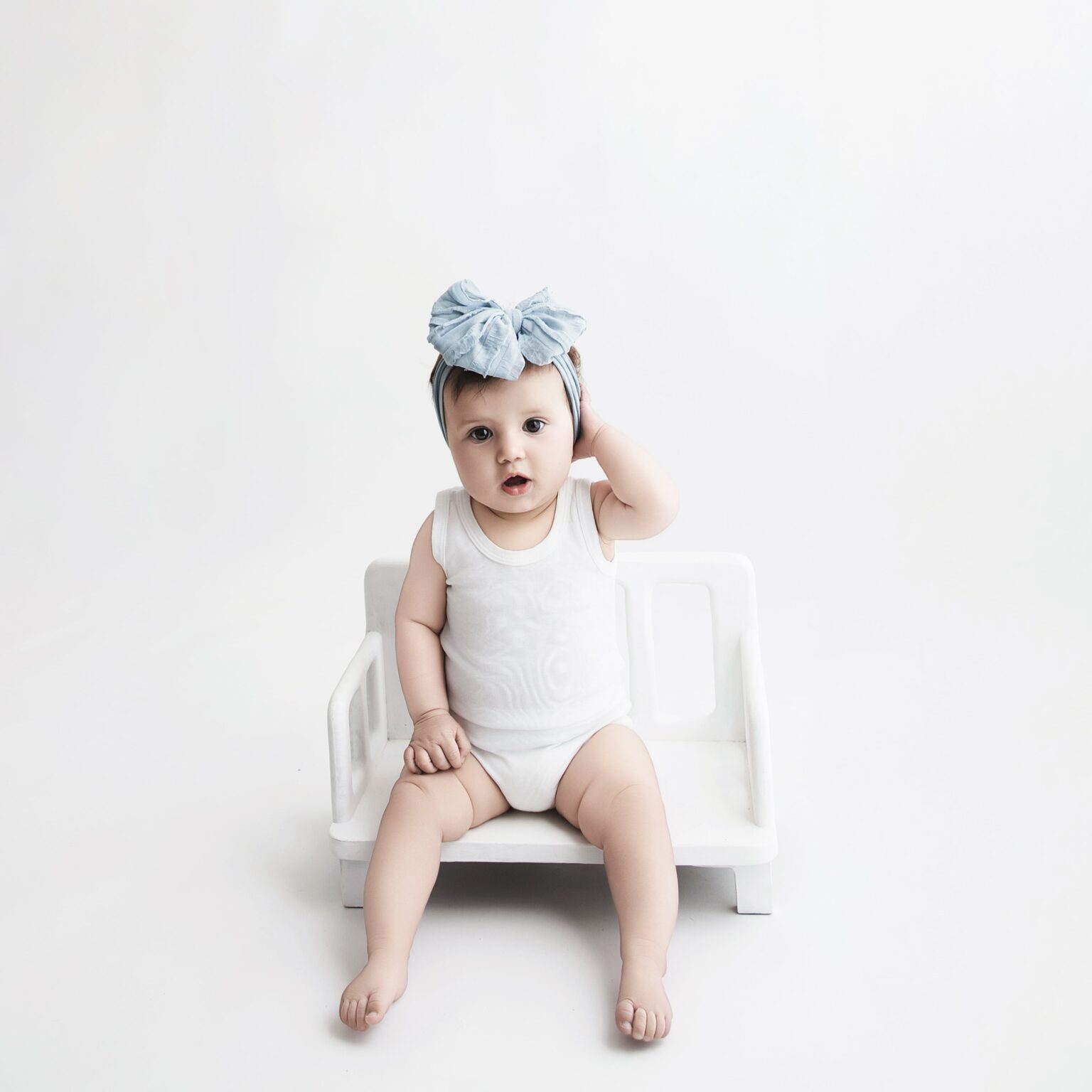 Bébé râleur au studio, habillé d'un body du dressing.