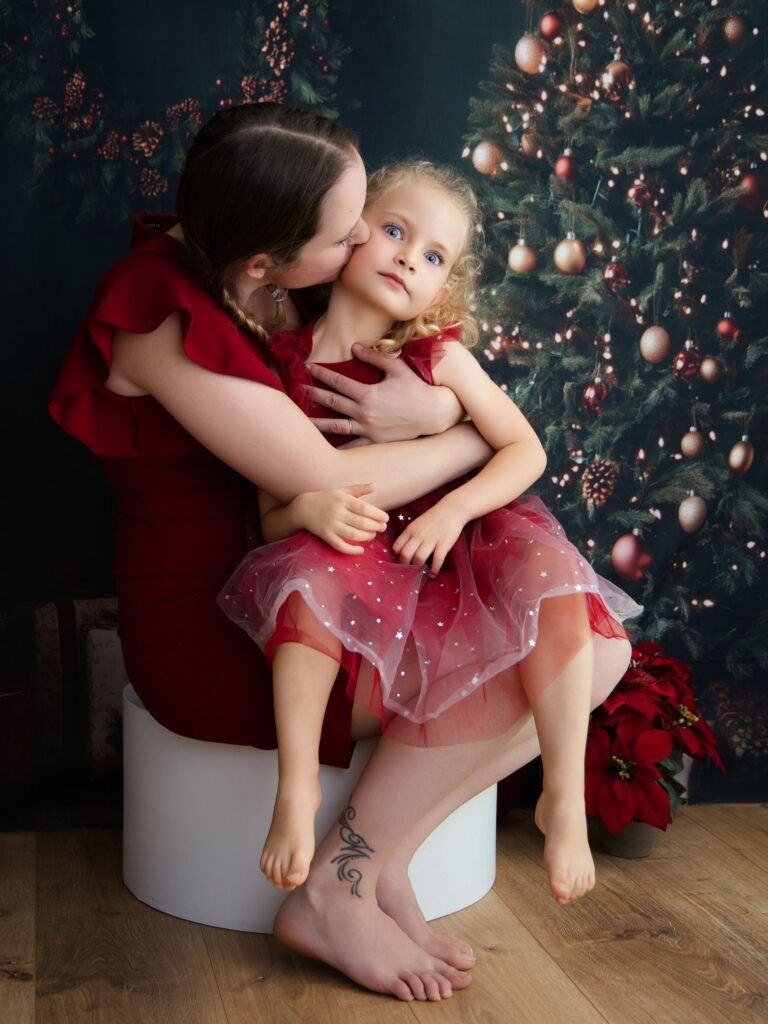 photo-noel-maman-deux-enfants-sapins-rose-basile